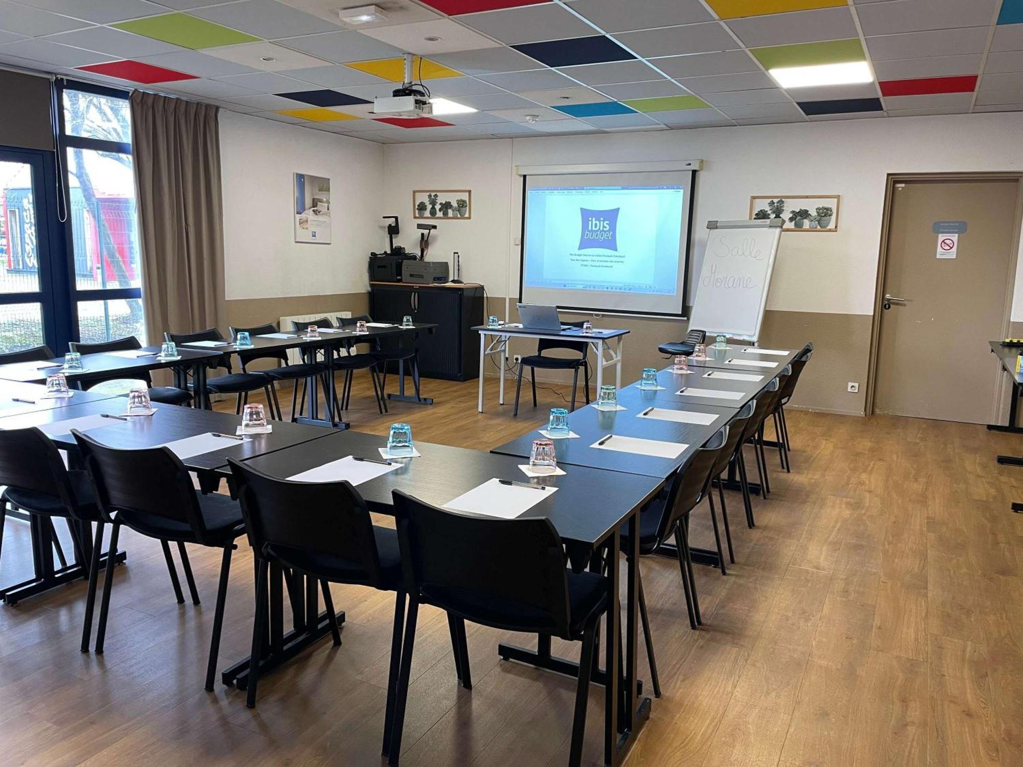Ibis Budget Marne La Vallee Pontault Combault Bagian luar foto